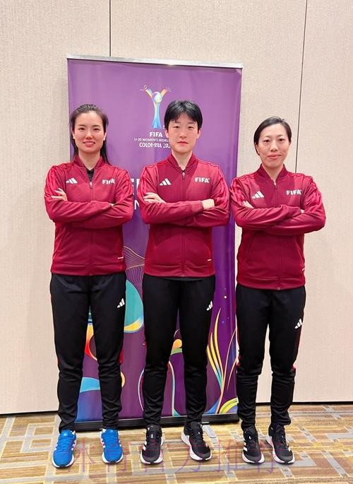 中国裁判组执裁U-20女足世界杯法国队对阵加拿大队比赛 中国裁判组执裁U-20女足世界杯法国队对阵加拿大队比赛